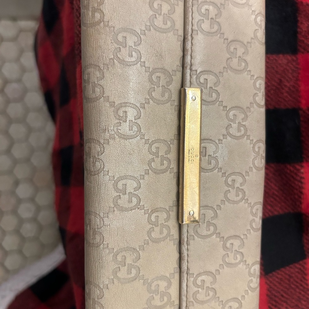 Gucci white leather wallet use good condition little wear no box